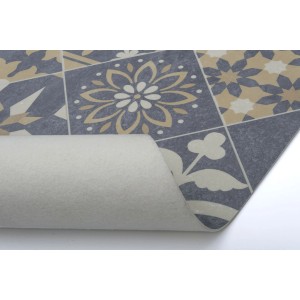 t.b.t. Wykładzina PCV z wzorem płytek w kolorze niebiesko-beżowym.