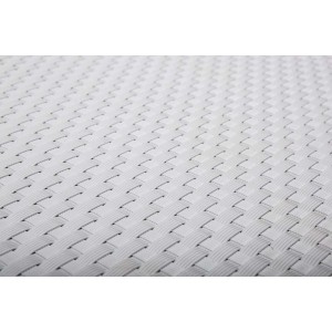 Zbliżenie białej maty ogrodzeniowej t.b.t. o plecionej strukturze.