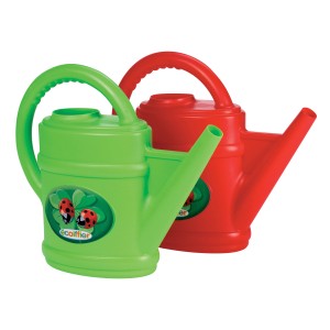 Dwie kolorowe konewki (czerwona, zielona) firmy t.b.t. dla dzieci do zabawy w ogrodzie.