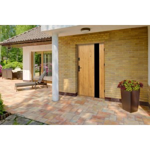 Nowoczesne drzwi zewnętrzne z efektem drewna i czarnym akcentem przy wejściu do domu.