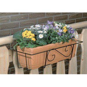 Antracytowy kosz na skrzynkę balkonową 65 cm z obsadzoną skrzynką na balustradzie balkonu.