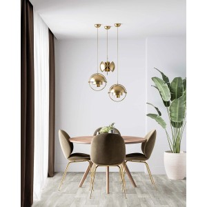 Jadalnia z okrągłym drewnianym stołem, aksamitnymi krzesłami i złotymi lampami wiszącymi.