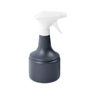 Szary spryskiwacz do kwiatów t.b.t. z białą główką.