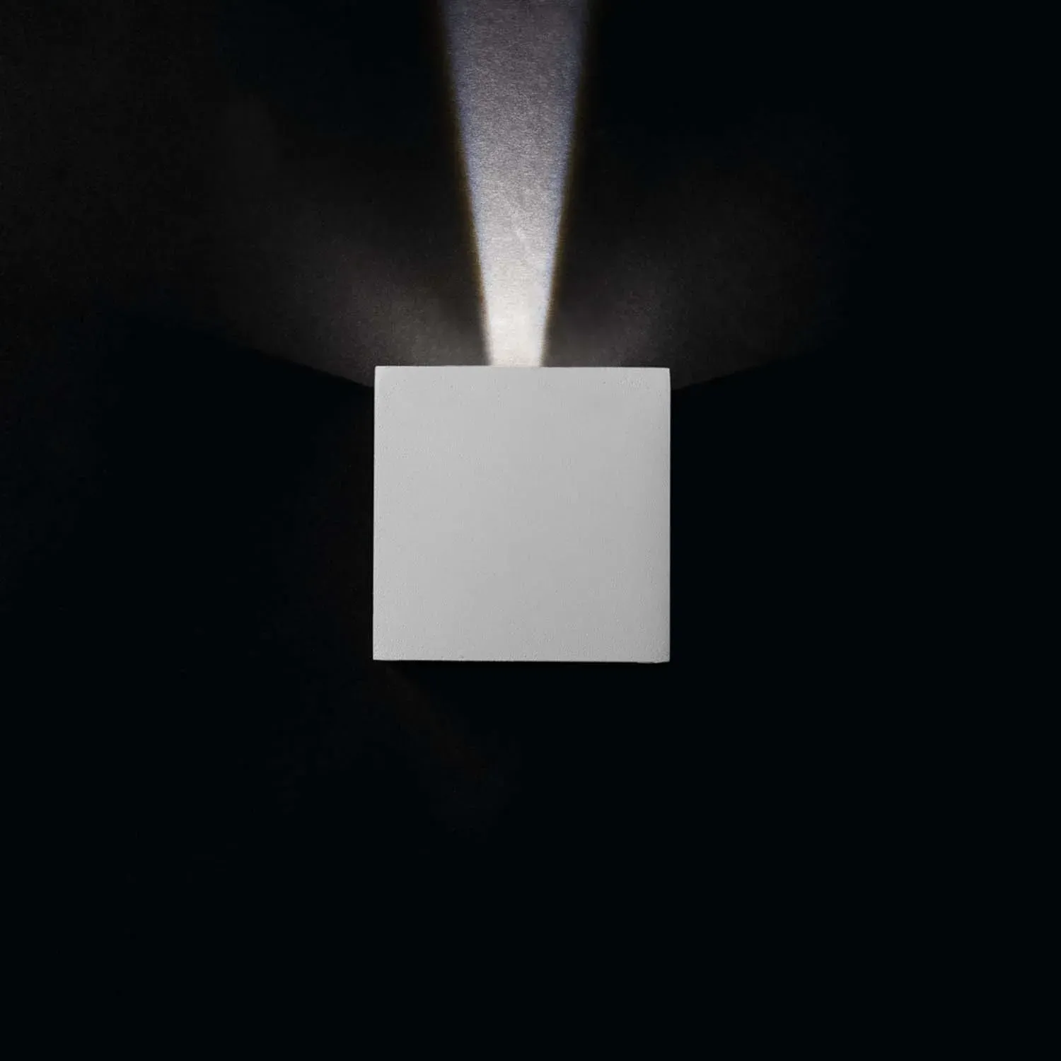Kingwen 30W Applique da Interno/Esterno Angolo del Fascio Regolabile 120°,3000K Lampada Parete Interno Bianco Caldo,IP65 Impermeabile Lampada da Esterno Nero in Alluminio
