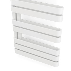 Biały grzejnik t.b.t. z poziomymi grzałkami.