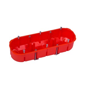 Czerwona puszka podtynkowa t.b.t. ze śrubami do instalacji elektrycznej.