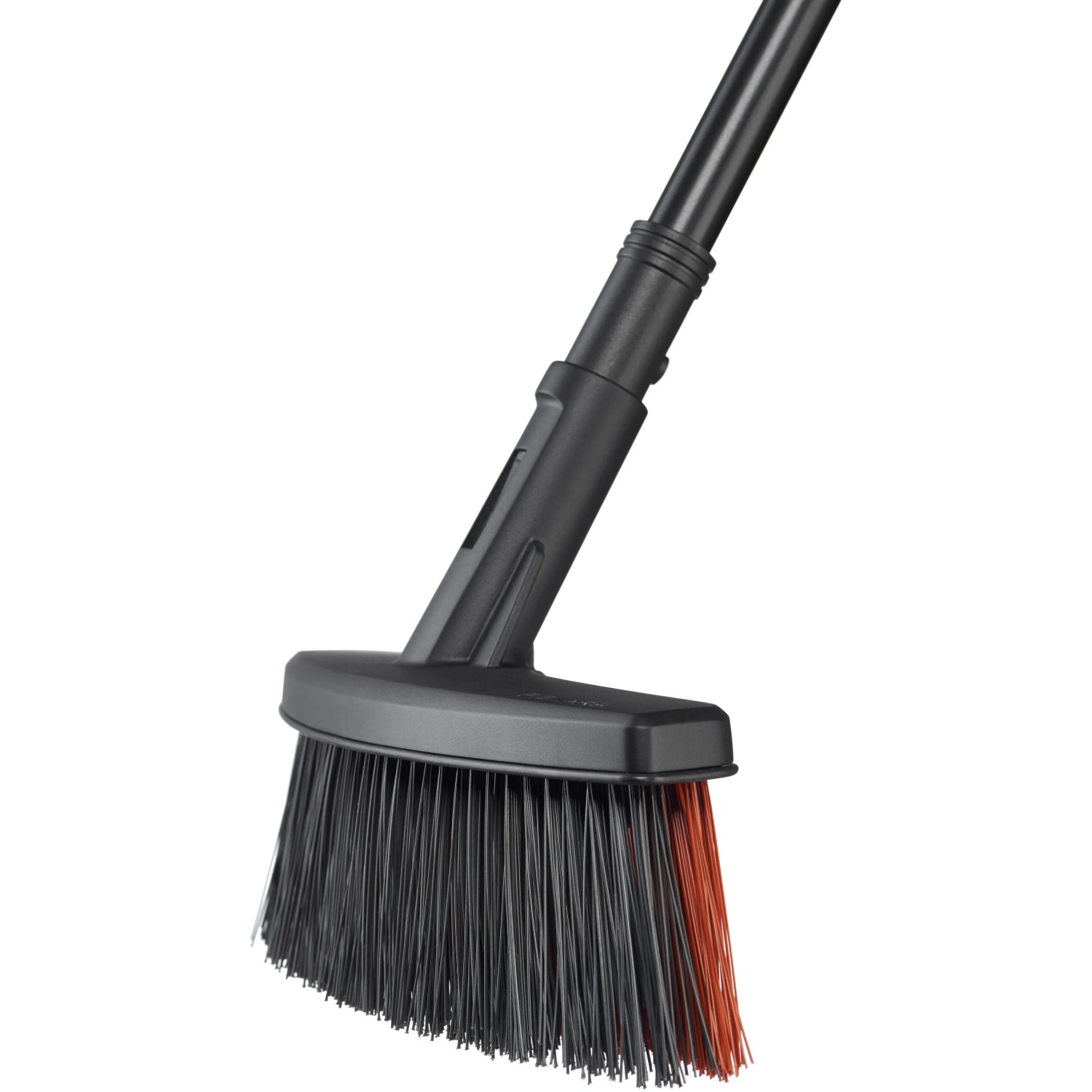 Fiskars Solid M uniwersalna miotła z włosiem PowerClean do chodników i tarasów.