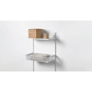 Biały metalowy kosz z drutu z koszem i półką do przechowywania.