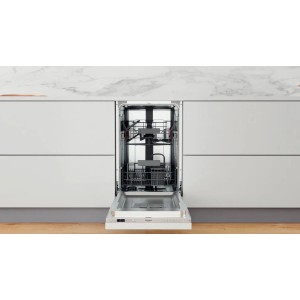 Otwarta, zintegrowana zmywarka t.b.t. w białej kuchni. Zmywarka z koszami na sztućce.