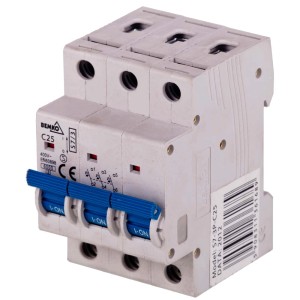 Zbliżenie trójbiegunowego wyłącznika nadprądowego t.b.t. z niebieskimi przełącznikami.