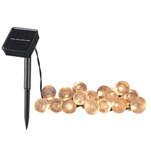 Solarny łańcuch świetlny z kulami i panelem solarnym.