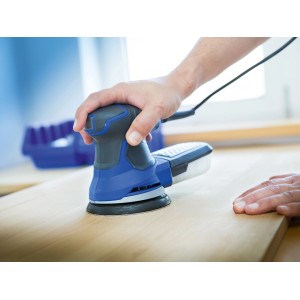 Szlifierka mimośrodowa LUX z nakładką ścierną o ziarnistości 240 podczas szlifowania drewna.