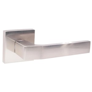 Nowoczesny zestaw klamek do drzwi o wyglądzie stali nierdzewnej, kwadratowy design.