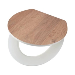 Deska sedesowa t.b.t. z drewnianym dekorem i białym zawiasem.