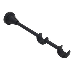 Czarny karnisz t.b.t. z podwójnym wspornikiem.