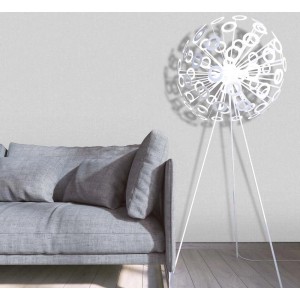 Jasna tapeta dekoracyjna t.b.t. w salonie z sofą i lampą.