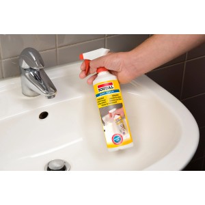 Soudal środek wygładzający 500 ml butelka ze spryskiwaczem w użyciu na umywalce.