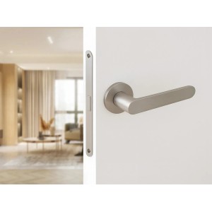 Nowoczesna, srebrna klamka do drzwi z zamkiem do drzwi wewnętrznych.