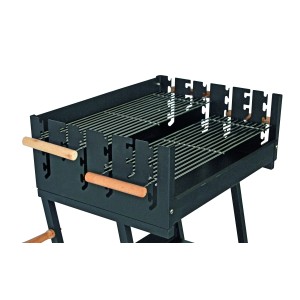 Czarny grill węglowy z rusztem i drewnianymi uchwytami.