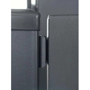 Zbliżenie metalowego ogrodzenia, z naciskiem na element łączący.