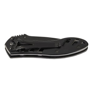 Zamknięty, czarny nóż t.b.t. z klipsem i srebrnym ostrzem.