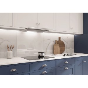 Nowoczesna kuchnia z okapem i płytą grzewczą. Zdjęcie kuchni.