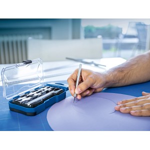 Zestaw noży precyzyjnych LUX Classic, 10-częściowy w plastikowym pudełku, używany do cięcia papieru.