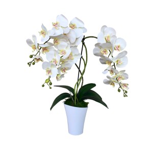 Dekoracyjna sztuczna orchidea z białymi kwiatami w białej doniczce.