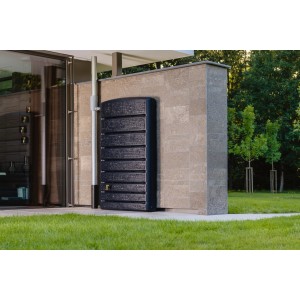 Smukły, szary zbiornik na wodę deszczową 4rain Extra Slim Stone Decor 400 l w kamiennym dekorze na ścianie domu.
