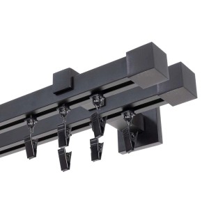 Czarny karnisz t.b.t. z żabkami do zasłon.