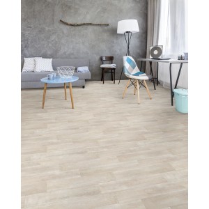 Jasna podłoga PCV marki t.b.t. w salonie z meblami.