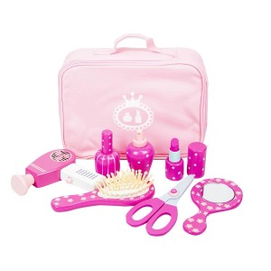 Różowa kosmetyczka z zabawkami, suszarką, szczotką, lusterkiem, nożyczkami i kosmetykami dla dzieci.
