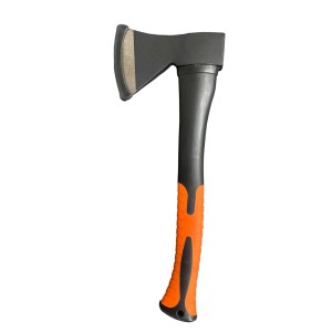 Czarny topór z pomarańczową rączką. Idealny do prac ogrodowych i obróbki drewna.