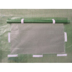 Zbliżenie zielonej folii szklarniowej z oknem i paskami mocującymi.