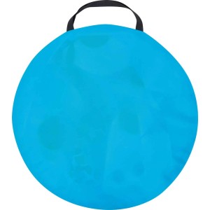 Spakowane akcesoria kempingowe t.b.t. w okrągłej, niebieskiej torbie z uchwytem.