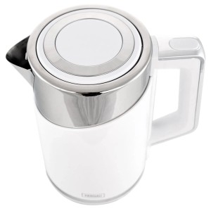 Biały czajnik t.b.t. z akcentami ze stali nierdzewnej, widok z góry.