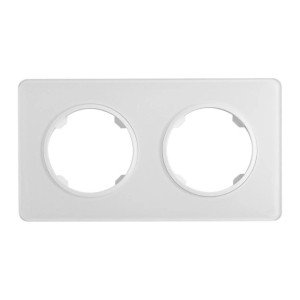 Biała podwójna ramka do włączników i gniazdek.