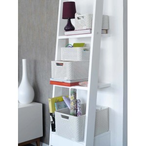 Białe pojemniki do przechowywania t.b.t. na półce. Praktyczne plastikowe pojemniki do organizacji.