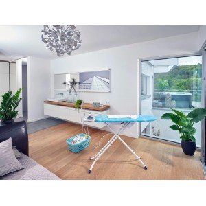 Deska do prasowania Leifheit AirBoard Compact M Plus z podstawką na żelazko i niebieskim pokrowcem w pokoju.