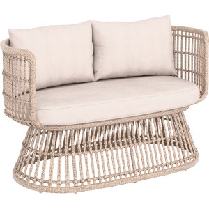 Zestaw mebli ogrodowych t.b.t. z kremowymi poduszkami i efektem rattanu.