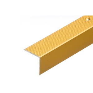 Złoty metalowy profil schodowy z rowkowaną powierzchnią.