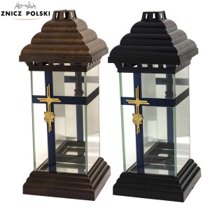 Dwa znicze w kolorze brązowym i czarnym z motywem krzyża.