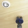 9-częściowy zestaw pił otwornic (25-62mm) w użyciu na drewnianym suficie z lampą.