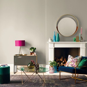 Salon z farbą do ścian t.b.t., meblami i elementami dekoracyjnymi w harmonijnych kolorach.