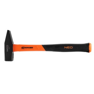 Młotek NEO z trzonkiem z włókna szklanego, czarno-pomarańczowy. Narzędzie dla majsterkowiczów i profesjonalistów.