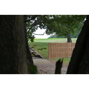 Drewniany płot w ogrodzie: Naturalny ekran prywatności dla Twojego domu. Kategoria: Ogrodzenia drewniane.