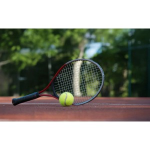Rakieta tenisowa z piłką na korcie. Akcesoria do Dalszy sprzęt do zabawy.