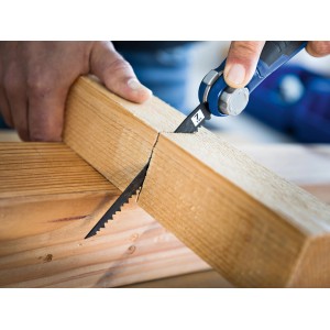 Piła ręczna LUX (150 mm) podczas cięcia drewna.