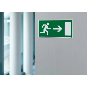 Zielony znak wyjścia ewakuacyjnego z białym piktogramem biegnącej osoby i strzałką.