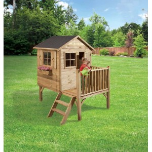 Drewniany domek dla dzieci z drabinką i werandą w ogrodzie.
